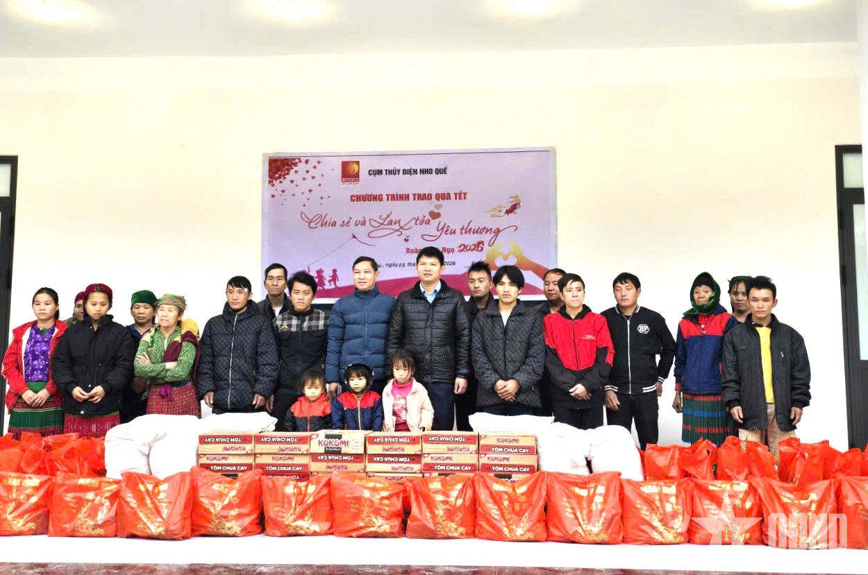 Cụm Thủy điện Nho Quế trao 300 suất quà Tết tặng đồng bào Mèo Vạc, Sơn Vĩ
